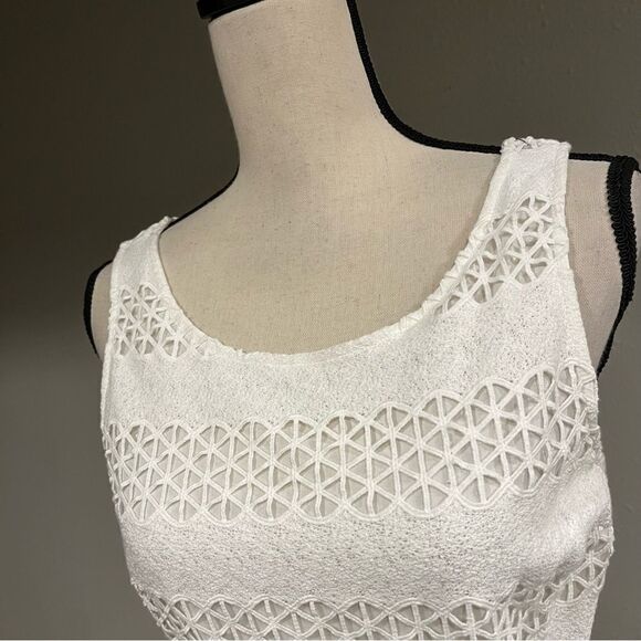 Gorgeous white lace sleeveless midi dress - Picture 2 of 13